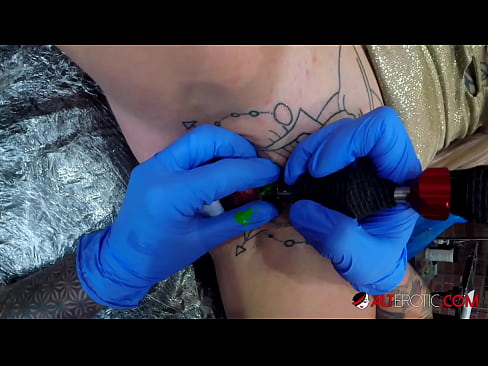 ❤️ Estremamente tatuato hottie Sully Savage ottenuto un tatuaggio sul suo clitoride Super pornoal it.pornmega.ru ☑
